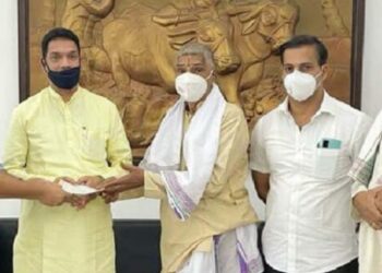 ಕೊರೊನಾ ನಿಯಂತ್ರಣಕ್ಕಾಗಿ ಕಟೀಲು ಶ್ರೀ ದುರ್ಗಾಪರಮೇಶ್ವರಿ ದೇವಾಲಯದ ವತಿಯಿಂದ ದ.ಕ ಜಿಲ್ಲಾಡಳಿತಕ್ಕೆ ದೇಣಿಗೆ ಹಸ್ತಾಂತರ