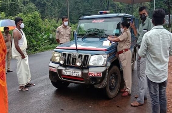 ಸುಬ್ರಹ್ಮಣ್ಯ: ಸೀಲ್ ಡೌನ್ ನಡುವೆಯೂ ಹೊರಜಿಲ್ಲೆಯಿಂದ ಕುಕ್ಕೆಗೆ ಯಾತ್ರಿಕರು:; ಪೊಲೀಸರಿಂದ ಕಠಿಣ ಕ್ರಮ