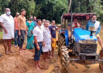ಪುತ್ತೂರು : ಶ್ರೀ ಮಹಾಲಿಂಗೇಶ್ವರ ದೇವಸ್ಥಾನ ಆಡಳಿತ ಮಂಡಳಿಯ ವಿನೂತನ ಯೋಜನೆಯ ಅಂಗವಾಗಿ  ಮುಳಿಯ ಶ್ಯಾಮ ಭಟ್ ಅವರ ಕುಟುಂಬದ ಗದ್ದೆಯಲ್ಲಿ ಕೃಷಿ ಆಂದೋಲನಕ್ಕೆ ಶಾಸಕರಿಂದ ಚಾಲನೆ