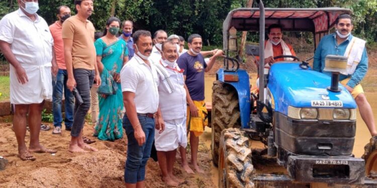 ಪುತ್ತೂರು : ಶ್ರೀ ಮಹಾಲಿಂಗೇಶ್ವರ ದೇವಸ್ಥಾನ ಆಡಳಿತ ಮಂಡಳಿಯ ವಿನೂತನ ಯೋಜನೆಯ ಅಂಗವಾಗಿ ಮುಳಿಯ ಶ್ಯಾಮ ಭಟ್ ಅವರ ಕುಟುಂಬದ ಗದ್ದೆಯಲ್ಲಿ ಕೃಷಿ ಆಂದೋಲನಕ್ಕೆ ಶಾಸಕರಿಂದ ಚಾಲನೆ