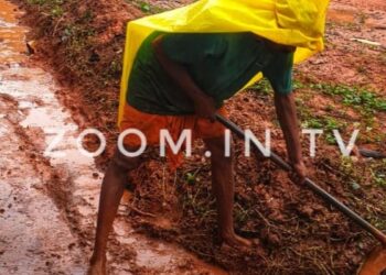 ಲಾಕ್ ಡೌನ್ ಸಮಯದಲ್ಲಿ ಏಕಾಂಗಿಯಾಗಿ ರಸ್ತೆ ಬದಿ ಚರಂಡಿ ಸ್ವಚ್ಚ ಮಾಡುವ ಮೂಲಕ ಸಮಾಜಮುಖಿ ಕಾರ್ಯ ನಿರ್ವಹಿಸಿದ ‘ಗೋಪಾಲ ನಾಯ್ಕ್’