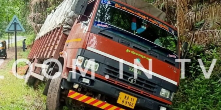 ಧರ್ಮಸ್ಥಳ : ಬ್ರೇಕ್ ಫೇಲ್ ಆಗಿ  ಗುಡ್ಡಕ್ಕೆ ಡಿಕ್ಕಿ ಹೊಡೆದ ಲಾರಿ..!