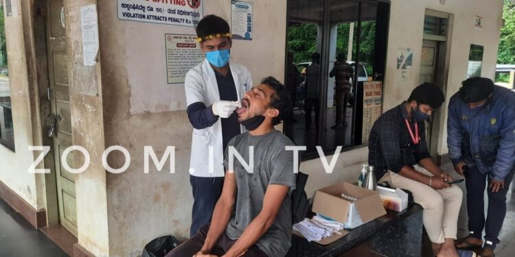 ವಿಟ್ಲ : ಪೇಟೆಗೆ ಬರುವ ನಾಲ್ಕು ಕಡೆಗಳಲ್ಲಿ ನಾಕಬಂಧಿ : ಪೇಟೆಗೆ ಅಗಮಿಸಿದವರಿಗೆ ಕೆ ಎಸ್ ಆರ್ ಟಿ ಸಿ ಬಸ್ ನಿಲ್ದಾಣದಲ್ಲಿ ಕೋವಿಡ್ ಟೆಸ್ಟ್