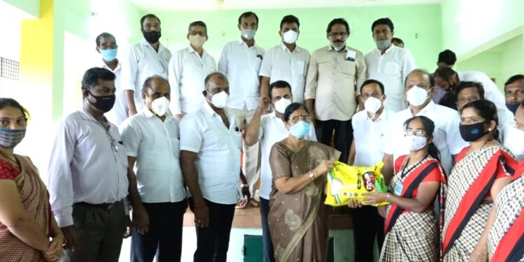 ಪುತ್ತೂರು ತಾಲೂಕಿನ ಅಂಗನವಾಡಿ ಕಾರ್ಯಕರ್ತೆಯರಿಗೆ ಹಾಗೂ ಸಹಾಯಕರಿಗೆ ಆಹಾರ ಕಿಟ್ ವಿತರಣೆ