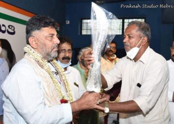 ಡಿಕೆ ಶಿವಕುಮಾರ್ ಕೈಯಲ್ಲಿ ದೈವದ ಕಡ್ಸಲೆ..! ನಿಮ್ಮ ರಾಜಕೀಯಕ್ಕೆ ನಮ್ಮ ಸಂಸ್ಕೃತಿ ಹಾಳು ಮಾಡಬೇಡಿ ಎಂದ ಕರಾವಳಿಗರು