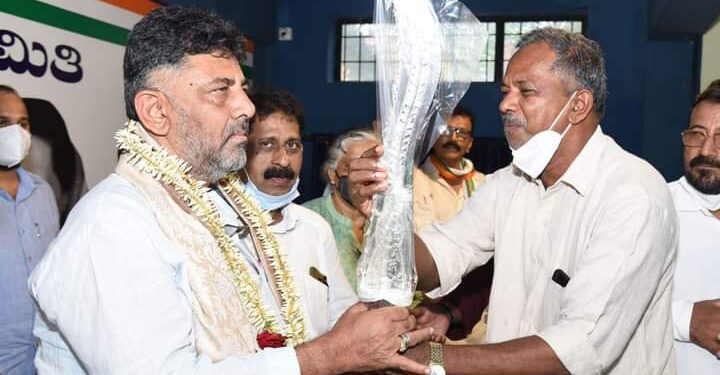 ಡಿಕೆ ಶಿವಕುಮಾರ್ ಕೈಯಲ್ಲಿ ದೈವದ ಕಡ್ಸಲೆ..! ನಿಮ್ಮ ರಾಜಕೀಯಕ್ಕೆ ನಮ್ಮ ಸಂಸ್ಕೃತಿ ಹಾಳು ಮಾಡಬೇಡಿ ಎಂದ ಕರಾವಳಿಗರು