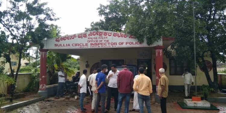 ಸುಳ್ಯ: ದೈವಸ್ಥಾನದ ಆವರಣದಲ್ಲಿ ಕ್ರಿಕೆಟ್ ಆಟಕ್ಕೆ ಆಕ್ಷೇಪ ಪ್ರಕರಣ; ಪೊಲೀಸರಿಂದ ನಾಲ್ಕೂ ಕಡೆಯವರನ್ನು ಕರೆಸಿ ವಿಚಾರಣೆ:; ನಿಂದನೆಗಾಗಿ ಕ್ಷಮೆಯಾಚಿಸಿದ ಪ್ರವೀಣ್ ಕುಮಾರ್