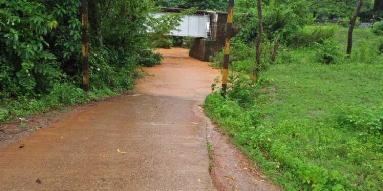 ಕಾಣಿಯೂರು- ಮಾದೋಡಿ- ಬೆಳ್ಳಾರೆ ಸಂಪರ್ಕ ರಸ್ತೆ ಬ್ಲಾಕ್:;ಹೊಳೆ ಬದಿಯಲ್ಲಿಯೇ ಅಪಾಯಕಾರಿ ತಿರುವು..!