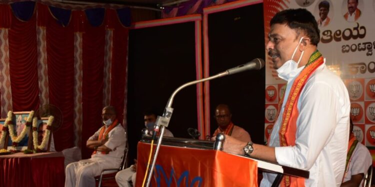 ಒಬ್ಬ ಶಾಸಕನ ಹಿಂದೆ ಓಡಾಡುವುದಕ್ಕಿಂತ ಪಕ್ಷದ ಹಿಂದೆ ಹಿಂದೆ ಓಡಾಡಿ- ರಾಜೇಶ್ ನಾಯ್ಕ್