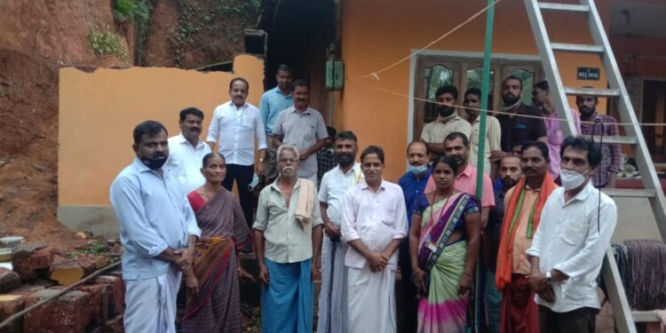 ಪಾಣಾಜೆ : ಮಳೆಯ ಕಾರಣದಿಂದಾಗಿ ಮನೆ ಅರ್ಧ ಭಾಗ ಕುಸಿತ:; ಮನೆ ಮರು ನಿರ್ಮಾಣ ಮಾಡಿಕೊಡುವುದಾಗಿ ಭರವಸೆ ನೀಡಿದ ಅಶೋಕ್ ರೈ ಕೋಡಿಂಬಾಡಿ