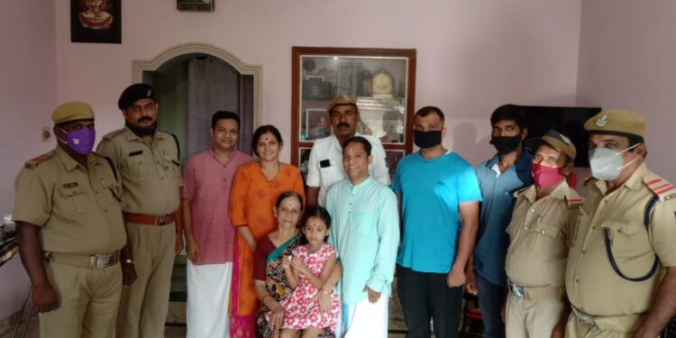 ಪುತ್ತೂರು: ಲಾಕ್ ಡೌನ್ ಸಂದರ್ಭ ಪಾನೀಯ ವಿತರಿಸುತ್ತಿದ್ದ ಶ್ರೀ ಮೂಕಾಂಬಿಕ ಕಲ್ಚರಲ್ ಅಕಾಡೆಮಿ ನೃತ್ಯ ಗುರು ಗಿರೀಶ್ ರವರಿಗೆ ಗೌರವಾರ್ಪಣೆ