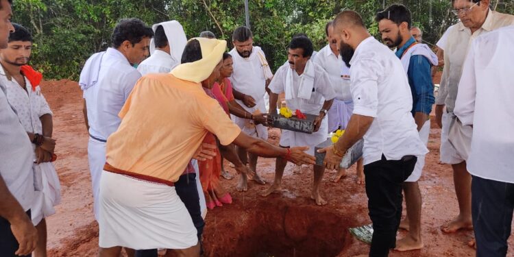 ಬೆಳ್ತಂಗಡಿ: ದೇರಾಜೆ ಬೆಟ್ಟದಲ್ಲಿ ಕೊಡಮಣಿತ್ತಾಯ ದೈವ ಸಾನಿಧ್ಯದ ಜೀರ್ಣೋದ್ಧಾರಕ್ಕೆ ಶಿಲಾನ್ಯಾಸ