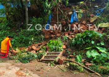 ಬಪ್ಪಳಿಗೆ : ಮಳೆಗೆ ಮನೆಯ ಮುಕ್ಕಾಲು ಭಾಗ ಕುಸಿತ:; ನಗರ ಸಭಾ ಅಧಿಕಾರಿ ಮತ್ತು ಸಿಬ್ಬಂದಿಗಳಿಂದ ರಸ್ತೆಗೆ ಬಿದ್ದ ಕಲ್ಲುಗಳ ತೆರವು