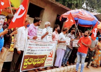 ಮಂಗಳೂರು : ಪೆಟ್ರೋಲ್ ಡೀಸೆಲ್ ಹಾಗೂ ಅಡುಗೆ  ಅನಿಲ ಏರಿಕೆ ವಿರೋಧಿಸಿ ಸಿಪಿಐಮ್ ಮತ್ತು ಬೀದಿಬದಿ ವ್ಯಾಪಾರಸ್ಥರಿಂದ ಪ್ರತಿಭಟನೆ