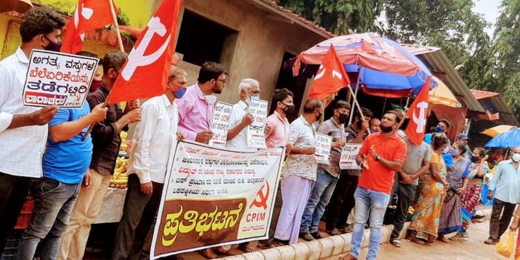 ಮಂಗಳೂರು : ಪೆಟ್ರೋಲ್ ಡೀಸೆಲ್ ಹಾಗೂ ಅಡುಗೆ  ಅನಿಲ ಏರಿಕೆ ವಿರೋಧಿಸಿ ಸಿಪಿಐಮ್ ಮತ್ತು ಬೀದಿಬದಿ ವ್ಯಾಪಾರಸ್ಥರಿಂದ ಪ್ರತಿಭಟನೆ