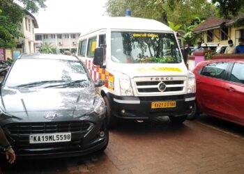 ಪುತ್ತೂರು: ಸರಕಾರಿ ಆಸ್ಪತ್ರೆಯ ವಠಾರದಲ್ಲಿ ಅಡ್ಡಾದಿಡ್ಡಿ ವಾಹನ ಪಾರ್ಕ್..! ರೋಗಿಯನ್ನು ಕೊಂಡೊಯ್ಯುತ್ತಿದ್ದ ಆ್ಯಂಬುಲೆನ್ಸ್ ಗೆ ಅಡ್ಡಿ:; ಸೂಕ್ತ ಪಾರ್ಕಿಂಗ್ ವ್ಯವಸ್ಥೆಗೆ ಆಗ್ರಹ