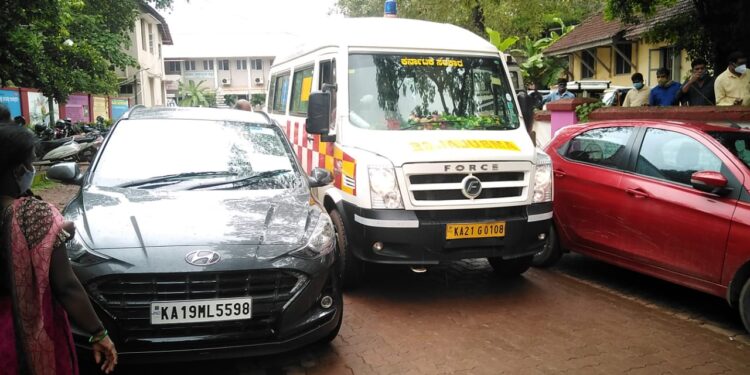 ಪುತ್ತೂರು: ಸರಕಾರಿ ಆಸ್ಪತ್ರೆಯ ವಠಾರದಲ್ಲಿ ಅಡ್ಡಾದಿಡ್ಡಿ ವಾಹನ ಪಾರ್ಕ್..! ರೋಗಿಯನ್ನು ಕೊಂಡೊಯ್ಯುತ್ತಿದ್ದ ಆ್ಯಂಬುಲೆನ್ಸ್ ಗೆ ಅಡ್ಡಿ:; ಸೂಕ್ತ ಪಾರ್ಕಿಂಗ್ ವ್ಯವಸ್ಥೆಗೆ ಆಗ್ರಹ