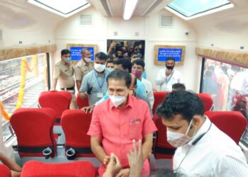 ಪುತ್ತೂರು: ವಿಸ್ಟಾಡೋಮ್ ರೈಲಿಗೆ  ಶಾಸಕರಿಂದ ಸ್ವಾಗತ