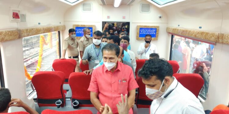 ಪುತ್ತೂರು: ವಿಸ್ಟಾಡೋಮ್ ರೈಲಿಗೆ  ಶಾಸಕರಿಂದ ಸ್ವಾಗತ