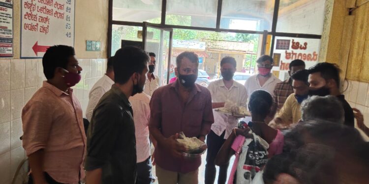 ಪುತ್ತೂರು: ರೋಗಿಗಳಿಗೆ ಊಟ ವಿತರಿಸುವ ಮೂಲಕ ವಿಶಿಷ್ಟವಾಗಿ ಈದ್ ಆಚರಿಸಿದ ‘ಸೆಕ್ಯೂಲರ್ ಯೂತ್ ಫಾರಂ’