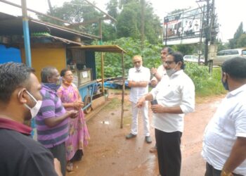 ಪುತ್ತೂರು : ನಗರ ಕಾರ್ಯಾಚರಣೆಯಿಂದ ನೊಂದ ಗೂಡಂಗಡಿ ವ್ಯಾಪಾರಿಗಳಿಗೆ ಸಾಂತ್ವನ ಹೇಳಿದ ಕಾಂಗ್ರೆಸ್ ಮುಖಂಡರು