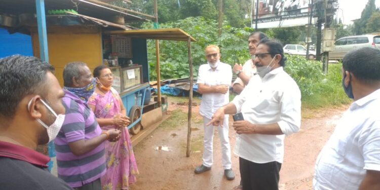 ಪುತ್ತೂರು : ನಗರ ಕಾರ್ಯಾಚರಣೆಯಿಂದ ನೊಂದ ಗೂಡಂಗಡಿ ವ್ಯಾಪಾರಿಗಳಿಗೆ ಸಾಂತ್ವನ ಹೇಳಿದ ಕಾಂಗ್ರೆಸ್ ಮುಖಂಡರು