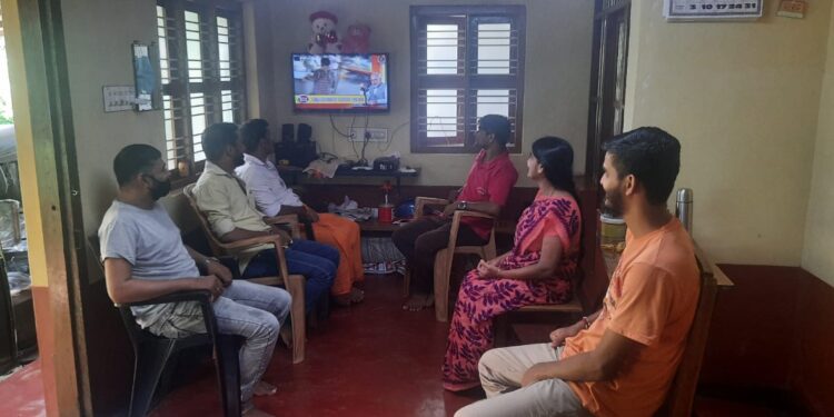 ಕೃಷ್ಣನಗರ: ಬಿಜೆಪಿ ಸದಸ್ಯರಿಂದ ಪ್ರಧಾನಮಂತ್ರಿ ‘ಮನ್ ಕಿ ಬಾತ್’ ಕಾರ್ಯಕ್ರಮ ವೀಕ್ಷಣೆ