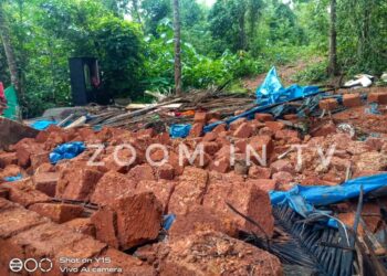 ದರ್ಬೆತ್ತಡ್ಕ: ಶಾಲಾ ಜಾಗದಲ್ಲಿ ಅಕ್ರಮ ಮನೆ ನಿರ್ಮಾಣ ಆರೋದಡಿ ಕಂದಾಯ ಇಲಾಖೆಯಿಂದ ಮನೆ ತೆರವು: ಮನೆ ಮಾಲೀಕ ರಘುನಾಥ್ ಆತ್ಮಹತ್ಯೆಗೆ ಯತ್ನ