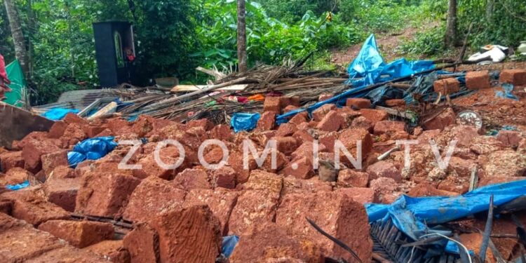 ದರ್ಬೆತ್ತಡ್ಕ: ಶಾಲಾ ಜಾಗದಲ್ಲಿ ಅಕ್ರಮ ಮನೆ ನಿರ್ಮಾಣ ಆರೋದಡಿ ಕಂದಾಯ ಇಲಾಖೆಯಿಂದ ಮನೆ ತೆರವು: ಮನೆ ಮಾಲೀಕ ರಘುನಾಥ್ ಆತ್ಮಹತ್ಯೆಗೆ ಯತ್ನ