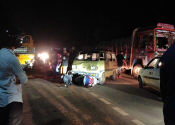 ನೆಹರೂ ನಗರ: ಓಮ್ನಿ ಕಾರು ಮತ್ತು ಸ್ಕೂಟಿ ನಡುವೆ ಡಿಕ್ಕಿ..!