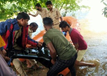 ಗುಂಡ್ಯ : ನದಿ ದಡದಲ್ಲಿ  ಮಹಿಳೆಯೋರ್ವರ ಚಪ್ಪಲಿ ಪತ್ತೆ:; ಎನ್‌ಡಿಆರ್‌ಎಫ್ ಅಗ್ನಿಶಾಮಕ ದಳದಿಂದ ಶೋಧಕಾರ್ಯ