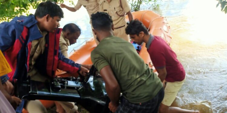 ಗುಂಡ್ಯ : ನದಿ ದಡದಲ್ಲಿ  ಮಹಿಳೆಯೋರ್ವರ ಚಪ್ಪಲಿ ಪತ್ತೆ:; ಎನ್ಡಿಆರ್ಎಫ್ ಅಗ್ನಿಶಾಮಕ ದಳದಿಂದ ಶೋಧಕಾರ್ಯ