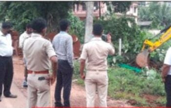 ಆತೂರು : ಶೆಡ್ ಧ್ವಂಸಗೊಳಿಸಿದ್ದ  ಜಾಗದಲ್ಲಿಯೇ ಮತ್ತೆ ತಲೆಯೆತ್ತಲಿದೆ ಸುಸಜ್ಜಿತ ಪೊಲೀಸ್ ಚೆಕ್ ಪೋಸ್ಟ್:; ಹೆದ್ದಾರಿ ಬದಿಯ ಬೇಲಿ ತೆರವುಗೊಳಿಸಿದ ಲೋಕೋಪಯೋಗಿ ಇಲಾಖೆ