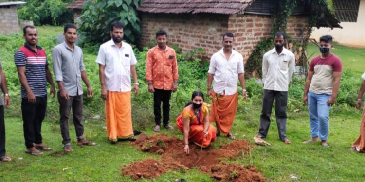 ಮುಂಡೂರು: ಭಾರತೀಯ ಜನಸಂಘದ ಸಂಸ್ಥಾಪಕರಾದ ಶ್ಯಾಮ್ ಪ್ರಸಾದ್ ಮುಖರ್ಜಿ ಬಲಿದಾನದ ಪ್ರಯುಕ್ತ    ವೃಕ್ಷಾರೋಪಣ ಕಾರ್ಯಕ್ರಮ