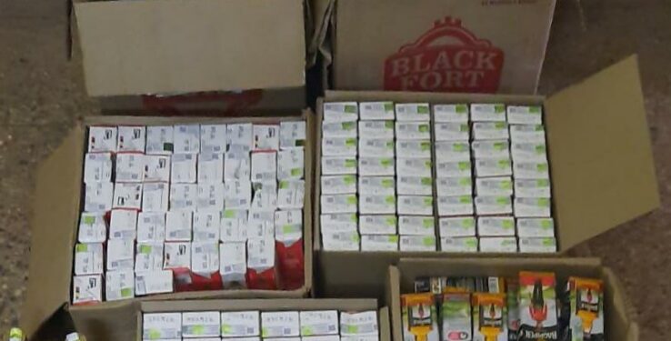 ಪುತ್ತೂರು : ಮನೆಯಲ್ಲಿ ಅಕ್ರಮ ಮದ್ಯ ಮಾರಾಟ:; ಇಬ್ಬರ ಬಂಧನ, ಮದ್ಯ ವಶ