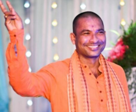 ಪುತ್ತೂರಿನ ಅಭಿಮಾನಿಯ ಮದುವೆ ಕಾರ್ಯಕ್ರಮದಲ್ಲಿ ಪಾಲ್ಗೊಂಡ ಯುಪಿ ಸಿಎಂ ಯೋಗಿ ...!!? ಯೋಗಿ ಭೇಟಿಯ ವೀಡಿಯೊ ವೈರಲ್..!