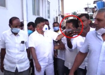 ಅವ್ರ ಅವನತಿಗೆ ಇವೆಲ್ಲಾ ದಿಕ್ಸೂಚಿ’ -ಡಿಕೆ ಶಿವಕುಮಾರ್ ​​ರಿಂದ ಏಟು ತಿಂದ ಉಮೇಶ್‌​ ಗರಂ..!