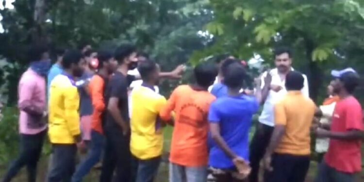 ಸುಳ್ಯ: ಕೊರಂಬಡ್ಕ ದೈವಸ್ಥಾನದ ವಠಾರದಲ್ಲಿ ಆಟವಾಡುತ್ತಿದ್ದ ಯುವಕರಿಗೆ ತರಾಟೆ..! ಆಟದ ವಿಷಯವಾಗಿ ದೈವಸ್ಥಾನದ ಆಡಳಿತ ಸಮಿತಿ ಮತ್ತು ಕೆಲ ಸದಸ್ಯರಲ್ಲಿ ಭಿನ್ನಾಭಿಪ್ರಾಯ ಸ್ಪೋಟ;:ಪೊಲೀಸ್ ಠಾಣೆಗೆ ದೂರು..