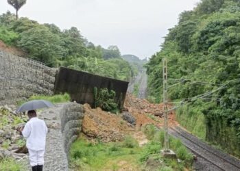 ಮಂಗಳೂರು: ಕುಲಶೇಖರ ರೈಲ್ವೇ ಹಳಿ ಬಳಿ ಭಾರೀ ಭೂ ಕುಸಿತ – ರೈಲು ಸಂಚಾರ ವ್ಯತ್ಯಯ..!