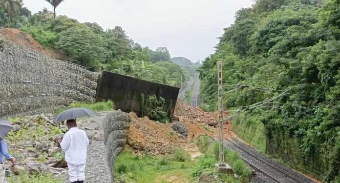 ಮಂಗಳೂರು: ಕುಲಶೇಖರ ರೈಲ್ವೇ ಹಳಿ ಬಳಿ ಭಾರೀ ಭೂ ಕುಸಿತ – ರೈಲು ಸಂಚಾರ ವ್ಯತ್ಯಯ..!