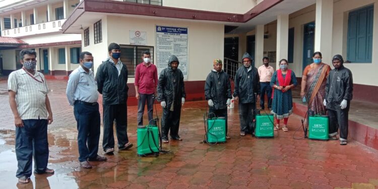 ಪುತ್ತೂರು : ಎಸ್.ಎಸ್.ಎಲ್.ಸಿ ಪರೀಕ್ಷಾ ಹಿನ್ನೆಲೆ:; ನಗರಸಭಾ ಅಧಿಕಾರಿಗಳಿಂದ ಶಾಲೆಗಳ ಸ್ಯಾನಿಟೈಸ್