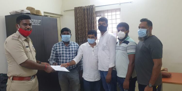 ಉಪ್ಪಿನಂಗಡಿ: ಅಕ್ರಮ ಗೋಸಾಗಾಣಿಕೆ, ಗೋಹತ್ಯೆ ತಡೆಯಲು ಕಾನೂನು ಕ್ರಮಕ್ಕೆ ಆಗ್ರಹಿಸಿ ಕಡಬ ಪ್ರಖಂಡ ವಿ.ಹಿಂ.ಪ ಬಜರಂಗದಳ ವತಿಯಿಂದ ಪೊಲೀಸ್ ಠಾಣೆಗೆ ಮನವಿ