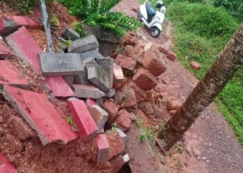 ಉಪ್ಪಳಿಗೆ : ಧಾರಾಕಾರ ಮಳೆಗೆ ಕುಸಿದು ಬಿದ್ದ  ಮನೆ ತಡೆಗೋಡೆ:;ಅಪಾರ ನಷ್ಟ