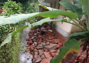 ಸಾಮೆತ್ತಡ್ಕ: ಭಾರೀ ಮಳೆಗೆ ಮನೆಯ ತಡೆಗೋಡೆ ಕುಸಿತ;: ನಗರಸಭಾ ಅಧ್ಯಕ್ಷ ಜೀವಂಧರ್ ಜೈನ್ ಮತ್ತು ಅಧಿಕಾರಿಗಳು ಭೇಟಿ