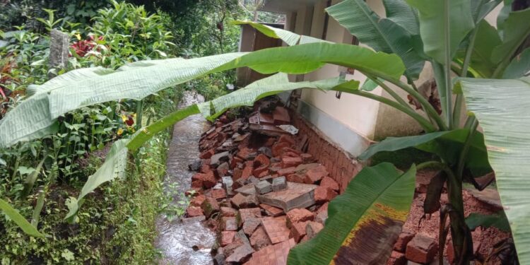 ಸಾಮೆತ್ತಡ್ಕ: ಭಾರೀ ಮಳೆಗೆ ಮನೆಯ ತಡೆಗೋಡೆ ಕುಸಿತ;: ನಗರಸಭಾ ಅಧ್ಯಕ್ಷ ಜೀವಂಧರ್ ಜೈನ್ ಮತ್ತು ಅಧಿಕಾರಿಗಳು ಭೇಟಿ