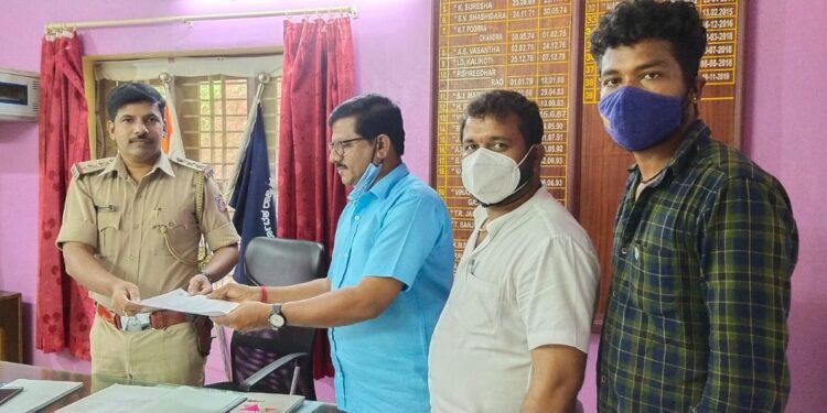 ಅಕ್ರಮ ಗೋ ಸಾಗಾಣಿಕೆ ಮತ್ತು ಗೋ ಹತ್ಯೆ ತಡೆಯಲು ಸೂಕ್ತ ಕಾನೂನು ಕ್ರಮ ಕೈಗೊಳ್ಳುವಂತೆ ಹಾಗೂ ಸೂಕ್ತ ಸ್ಥಳಗಳಲ್ಲಿ ಚೆಕ್ ಪೋಸ್ಟ್ ನಿರ್ಮಿಸುವಂತೆ ವಿ.ಹಿಂ.ಪ ಬಜರಂಗದಳ ವಿಟ್ಲ ಪ್ರಖಂಡದಿಂದ ಮನವಿ