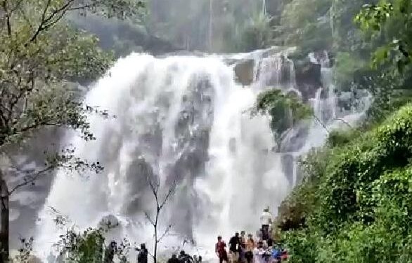 ಭಾರೀ ಮಳೆಗೆ ತುಂಬಿ ಹರಿಯುತ್ತಿರುವ ಶಿರ್ಲೆ ಫಾಲ್ಸ್:; ಫಾಲ್ಸ್ ನೋಡಲು ಬಂದ 6 ಮಂದಿ ಪ್ರವಾಸಿಗರು ನಾಪತ್ತೆ..!