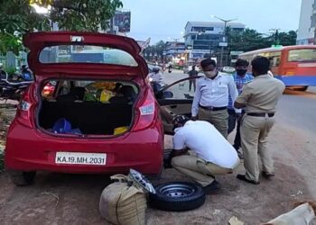 ಮಂಗಳೂರು: ಕಾರಿನ ಟಯರ್ ಬದಲಿಸಿ ಕೊಟ್ಟು ವಿದ್ಯಾರ್ಥಿನಿಗೆ ನೆರವಾದ ‘ಸಂಚಾರಿ ಠಾಣಾ ಪೊಲೀಸರು’