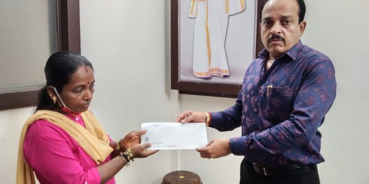 ಪುತ್ತೂರು: ಅನಾರೋಗ್ಯದಿಂದ ಬಳಲುತ್ತಿರುವ ಮಹಿಳೆಯ ಚಿಕಿತ್ಸೆಗೆ ಅಶೋಕ್ ರೈ ಕೋಡಿಂಬಾಡಿಯವರಿಂದ ಆರ್ಥಿಕ ನೆರವು