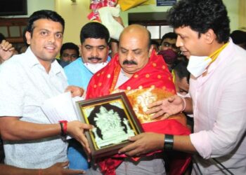 ಮುಖ್ಯಮಂತ್ರಿಯಾಗಿ ಅಧಿಕಾರ ಸ್ವೀಕರಿಸಿದ ಬಸವರಾಜ ಬೊಮ್ಮಾಯಿ ಯವರಿಗೆ ಶ್ರೀಕ್ಷೇತ್ರ ಧರ್ಮಸ್ಥಳದ ಮಂಜುನಾಥ ಸ್ವಾಮಿಯ ಭಾವಚಿತ್ರ ನೀಡಿದ ಬೆಳ್ತಂಗಡಿ ಶಾಸಕ ಹರೀಶ್ ಪೂಂಜಾ